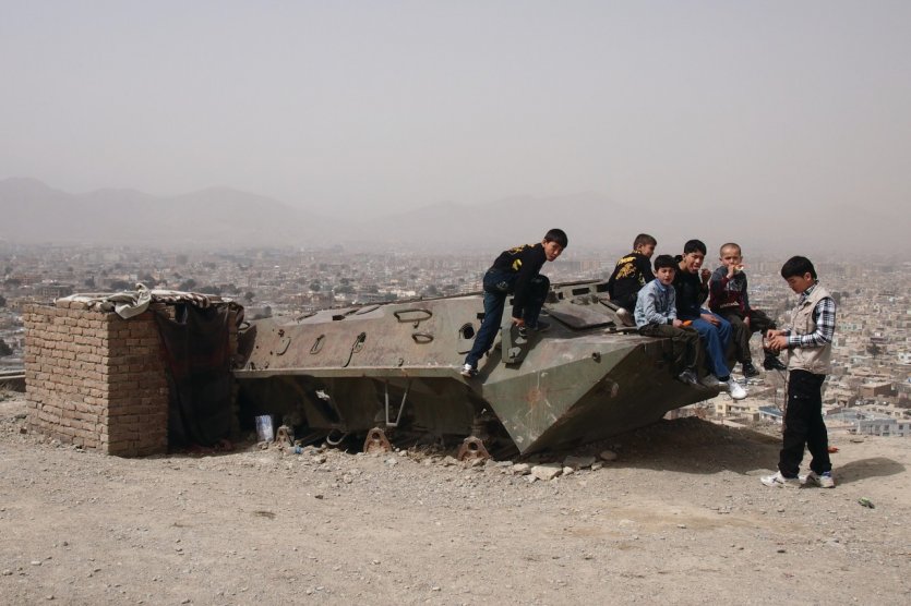 Enfants jouant sur un vieux char russe abandonné, colline de Wazir Akbar Khan.