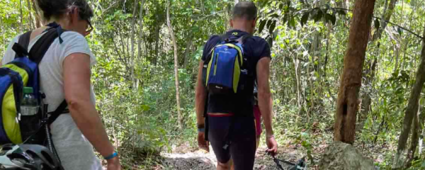 Descente vers le cenote dans la jungle - ELECTRIC BIKE RENTAL