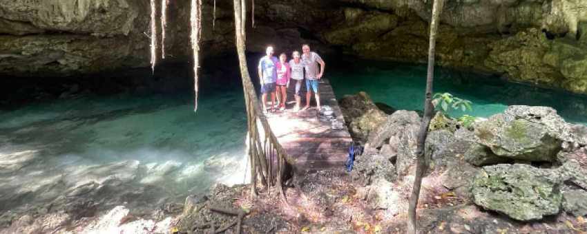 Un cenote dans la jungle - ELECTRIC BIKE RENTAL