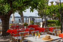 la terrasse devant l'hôtel, Le Bistrot - le Provençal