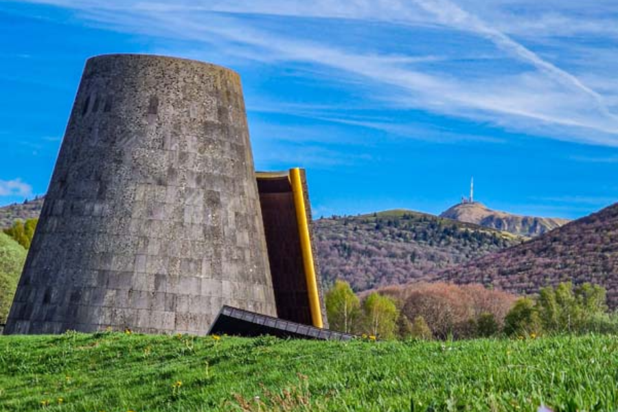 Vue sur le Puy de Dôme depuis Vulcania - Vulcania