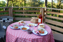 repas sur la terrasse - les cabanes dans les bois