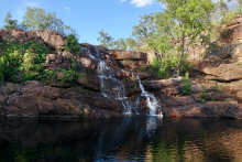 Baignade sous les cascades dans le parc national de Litchfield - ©Sebastien