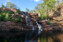 Baignade sous les cascades dans le parc national de Litchfield - Sebastien