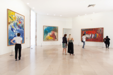 Visiteurs devant les œuvres de Marc Chagall, Salle du Message Biblique. - ©© Photo : Nice, musées nationaux du XXè siècle des Alpes-Maritimes / Gilles Ehrentrant © ADAGP, Pari