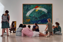Visite créative devant Noé et l'arc-en-ciel, Marc Chagall, 1961-1966, au musée national Marc Chagall, à Nice. - ©Photo : DR / © Musées nationaux du XXe s des Alpes-Maritimes
