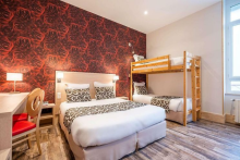Chambre quadruple - ©THE ORIGINALS CITY, HÔTEL RÉGINA, PÉRIGUEUX