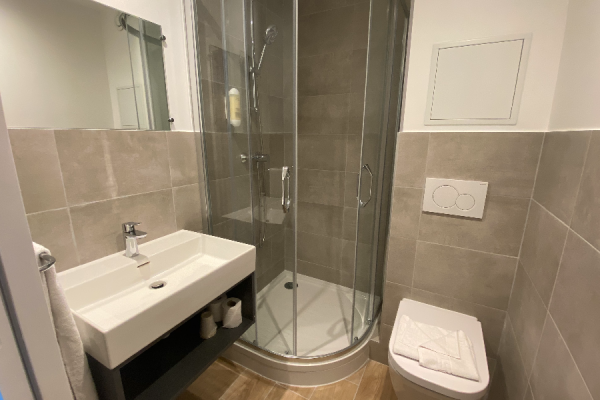 Salle de bain Chambre Quadruple - Kyriad DIRECT Orléans Ouest