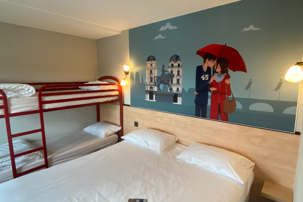 Chambre Quadruple (2 adultes et 2 enfants) - Kyriad DIRECT Orléans Ouest
