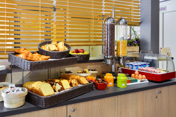 Petit déjeuner buffer - Kyriad DIRECT Orléans Ouest