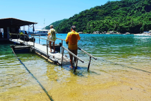 Bar flottant pour se reposer après la randonnée et la baignade - jerome rio tours