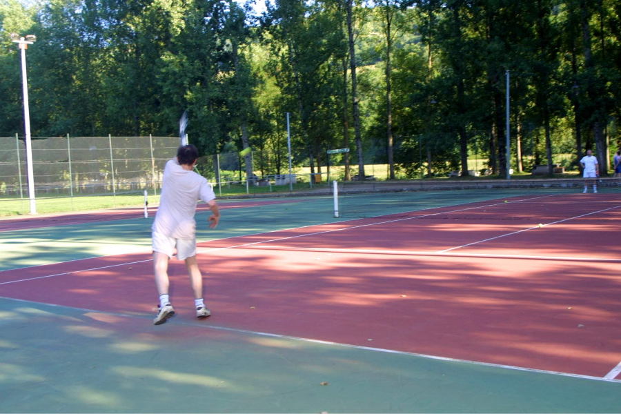 terrain tennis à 100m du Camping l'Amitié au Bord de l'Eau à Trébas Tarn-Vallée du tarn-Gorges du Tarn - camping l'Amitié au bord de l'eau à Trébas Tarn