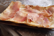 focaccia al formaggio e crudo di parma - ©gph