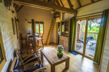 La Forêt : profitez de votre intérieur ou de l'extérieur à tout moment de la journée - ©Nid 2 Rêve : Habitats et gîtes insolites en Périgord Noir