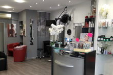 Présentoir de produit de coiffure, bijoux et matériel - ©Magny Tif