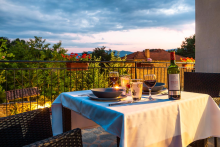 Dinner en terrasse à la maison grecque - ©GH