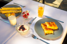 Pztit déjeuner local: banitsa et yaourt bulgare... - ©GH