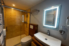 Salle de bain Chambre 402 Havane - ©9 Wagram SAS