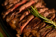 Viande grillée au four à charbon bio, Josper - ©Alibi by Yours Porto