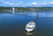 Bateau sur le fleuve - Croisières AML