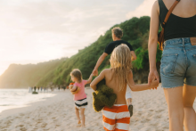 Famille qui se balade sur la plage - SWARGA ODYSSEY | All Right Reserved