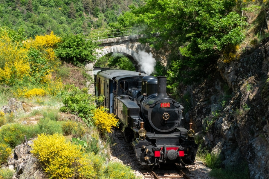 Le Mastrou et la locomotive Mallet 414 passent sous le pont des soupirs - P. Villecourt