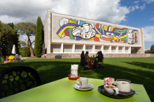 Façade principale du musée national Fernand Léger, à Biot, depuis le jardin, bien installé à l'ombre de la Table du musée. - MUSÉE NATIONAL MARC CHAGALL © ADAGP, Paris, 2022.