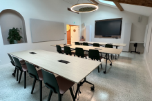 Salle de réunion disposée en salle de classe - Joy GARANX
