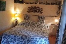 Chambre double, Lit 160/ modulable en 2 lits simples.  Rez de jardin. Salle de bain  privée avec baignoire . WC . - jpg