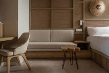 Détail du canapé et du bureau dans la chambre double supérieure - LAGO RESORT MENORCA