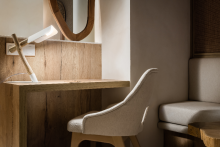 Détail du canapé et du bureau dans la chambre double supérieure - LAGO RESORT MENORCA