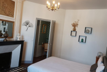 Chambre double, avec une ancienne cheminée en marbre - Zélie Vénague