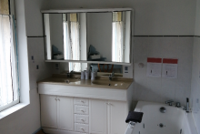 Salle de bains spacieuse avec baignoire balnéo et douche - Zélie Vénague