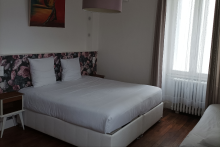 Chambre parentale de la suite avec son grand lit 180x190, chambre qui donne sur le jardin - Zélie Vénague