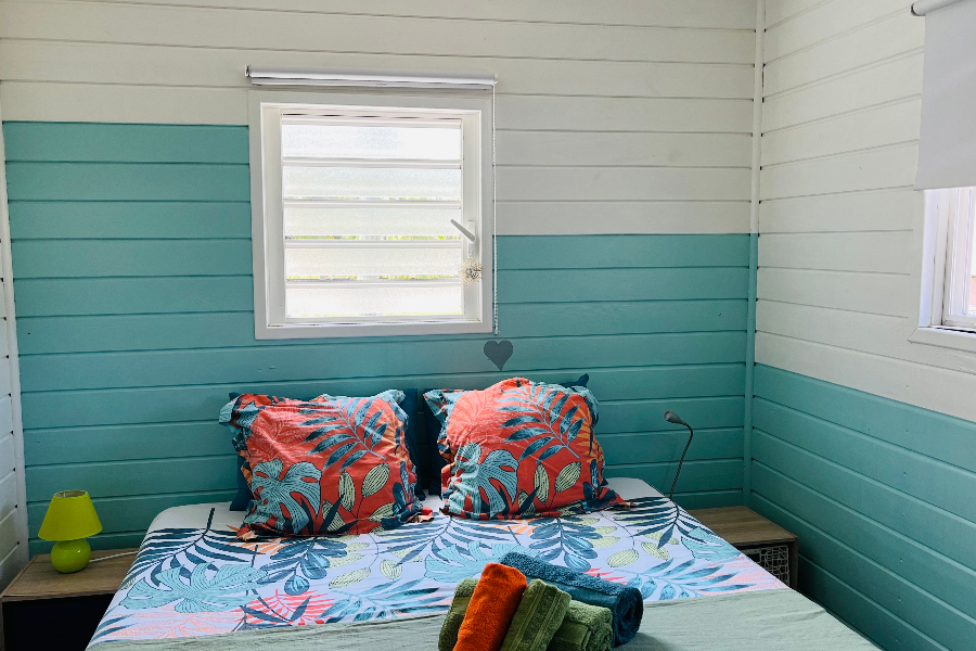 Chambre 2 configurée avec un grand lit de 180x200 - Villa Ti MoOn