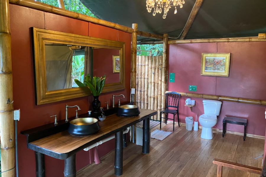 Marco Polo bathroom - @colinasecreta