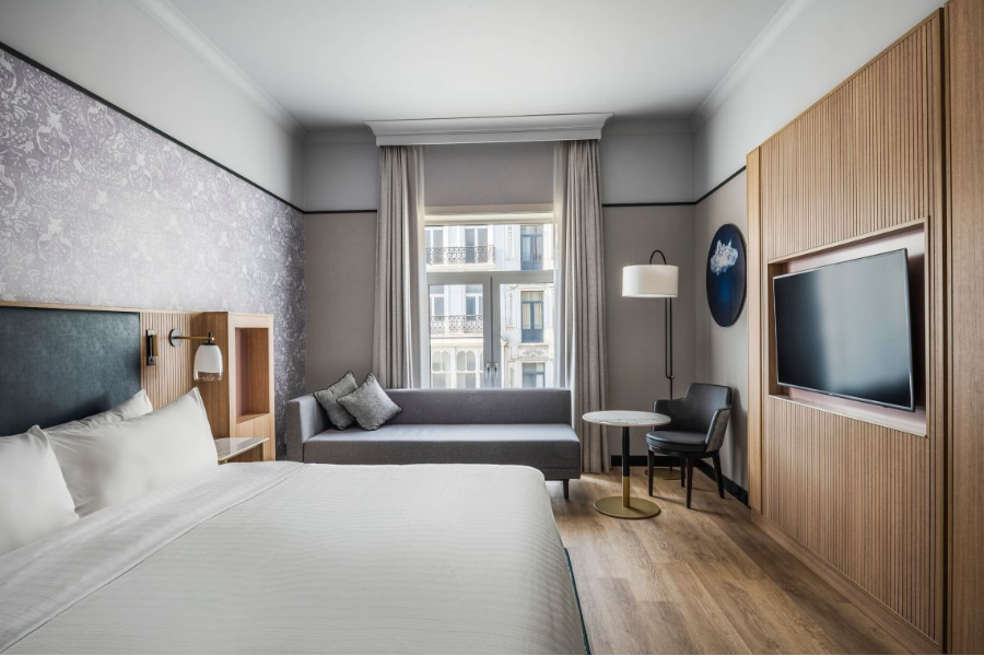 king size bed - deluxe - marriott