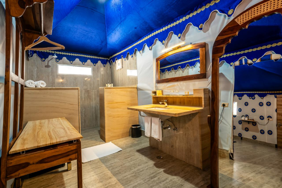 Palatial Garden Tent - Bathroom with all modern amenities