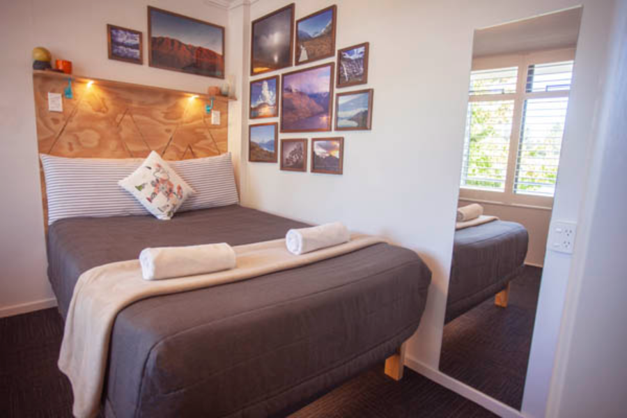 Private Double Room with En-Suite Bathroom - Absoloot Hostel QT