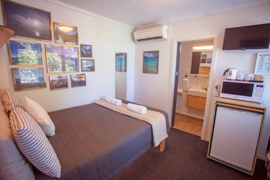 Private Double Room with En-SUite Bathroom - Absoloot Hostel QT