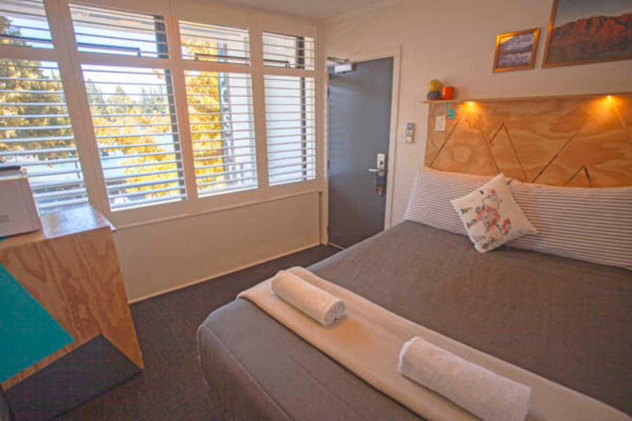 Private Double Room with En-Suite Bathroom - Absoloot Hostel QT