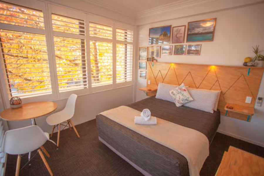 Private Queen Room with En-Suite Bathroom - Absoloot Hostel QT