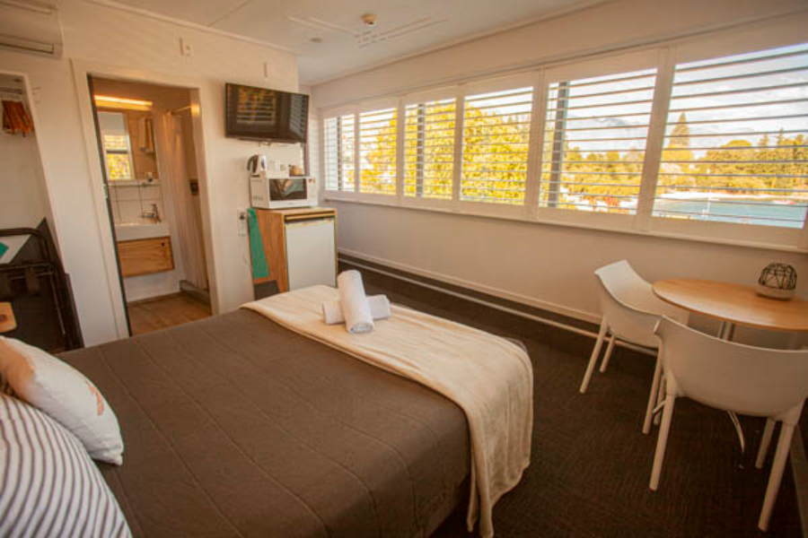 Private Queen Room with En-SUite Bathroom - Absoloot Hostel QT