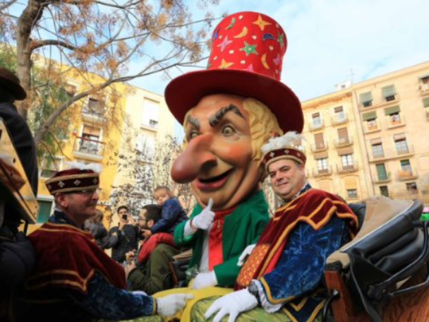 L’Home dels Nassos « l'Homme aux Nez ». C’est une tradition catalane. Un bonhomme parcourt les rues de la ville en donnant des bonbons aux plus petits - © Manel R. Granell