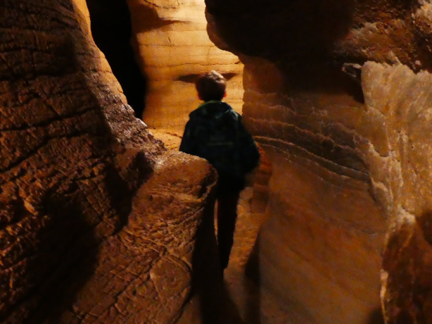 Enfant participant à l'Enquête d'Archibalme à la recherche d'indices - Grottes de la Balme