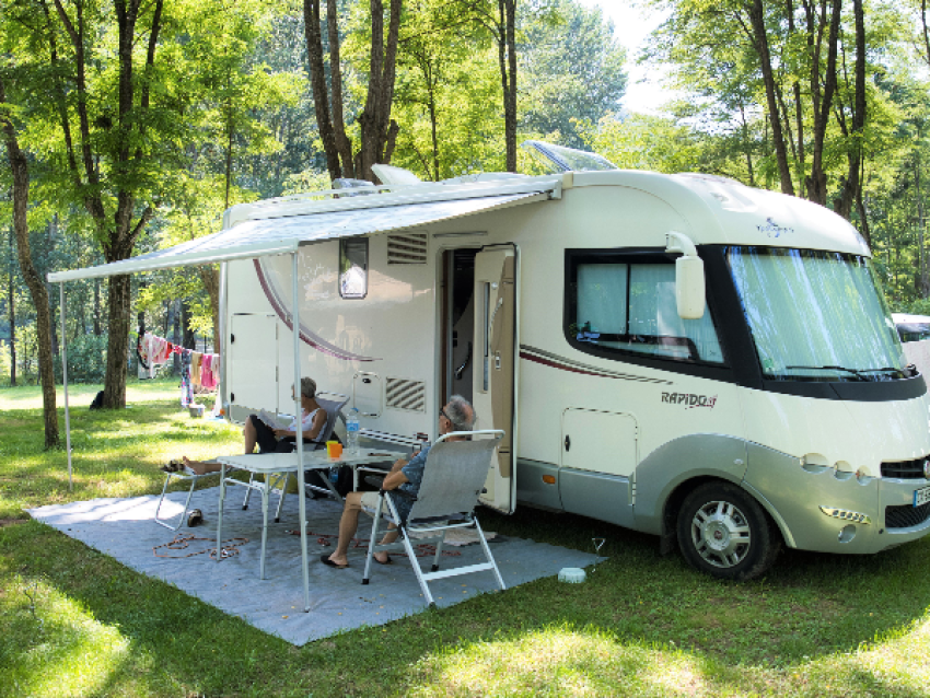camping nature Tarn-emplacement ombragé-camping car-tentes-vans- au bord de l'eau-rivière-nature-Vallée du Tarn-Plage Trébas - camping l'Amitié au bord de l'eau à Trébas-Tarn