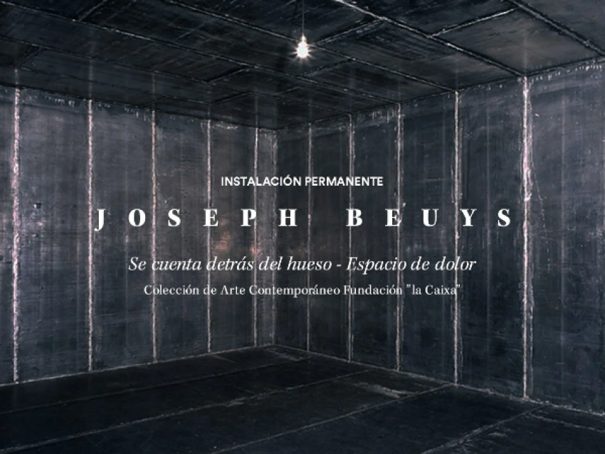 Joseph Beuys, Se cuenta detrás del hueso - Espacio de dolor (Hinter dem knochen wird gezählt - Schmerzraum ), 1983. Planchas de plomo, hierro, anillas - de plata y luz. Colección de Arte Contemporáneo Fundación ”la Caixa” © Joseph Beuys, VEGAP, Barcelon