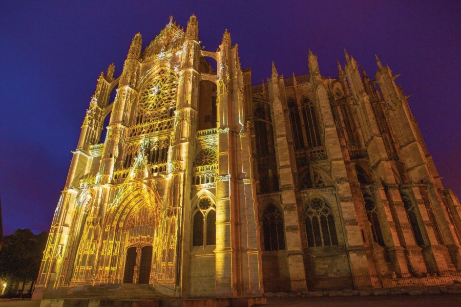 La Cathédrale de Beauvais s'anime à la nuit tombée.