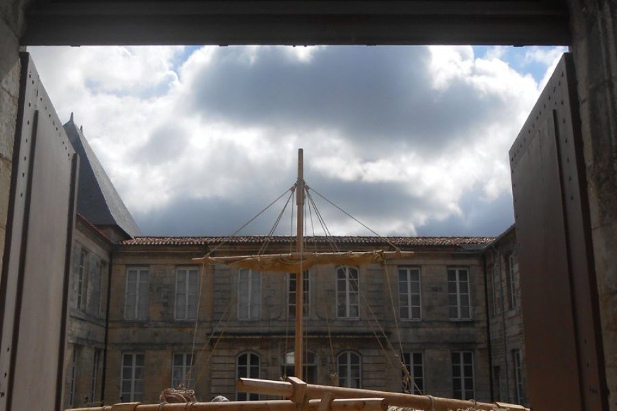 Reconstitution du radeau de la Méduse dans la cour du Musée national de la Marine, Rochefort.