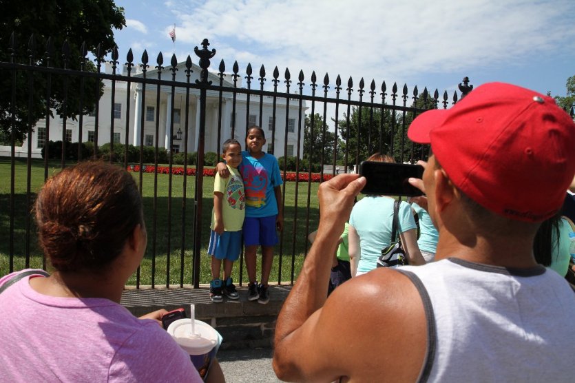 Incontournable, la photo devant la Maison Blanche. - © Stéphan SZEREMETA